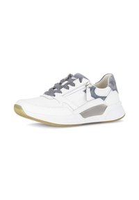 Baskets blanches avec une tige en cuir lisse, des accents en tissu gris, un panneau latéral texturé et une semelle en caoutchouc contrastante. Comprend des lacets et une fermeture éclair.