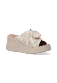 Beige geperforeerde instap wedge schoenen met een open teen, voorzien van een afgeronde accent. Glad oppervlak met een chunky plateauzool.