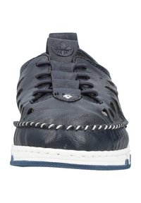 Marineblaue Lederschuhe mit genähten Details, Schnürverschluss und ausgeschnittenem Design. Weiße Zwischensohle mit blauen Akzenten am Boden.