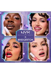 Fire unge voksne viser NYX Professional Makeup-produkter frem. Funktionerne inkluderer levende læbefarver, forskellige hudtoner og elegante accessories.