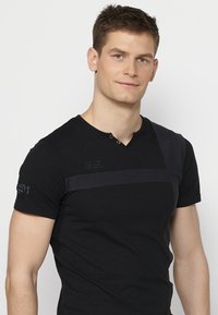 Koroshi SHORT SLEEVE - Apdrukāts T-krekls - black
