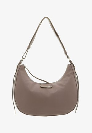 Sac à épaule en cuir marron, doux, à la forme courbée, avec une bandoulière réglable et un petit logo en patch à l'avant. Il présente une texture lisse.