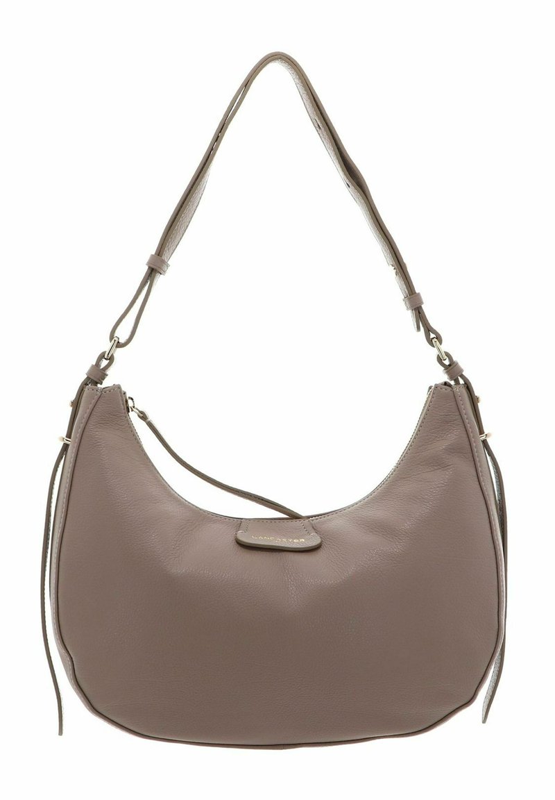 Sac à épaule en cuir marron, doux, à la forme courbée, avec une bandoulière réglable et un petit logo en patch à l'avant. Il présente une texture lisse.