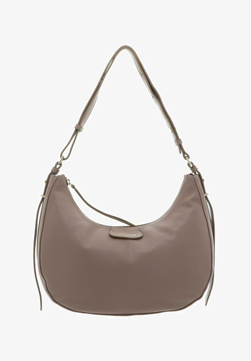 Sac à épaule en cuir marron, doux, à la forme courbée, avec une bandoulière réglable et un petit logo en patch à l'avant. Il présente une texture lisse.