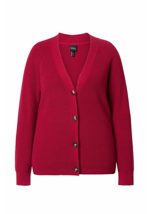 Cardigan tricoté rouge avec un col en V, présentant une texture côtelée, des manches longues et cinq boutons à l'avant de couleur foncée contrastante.