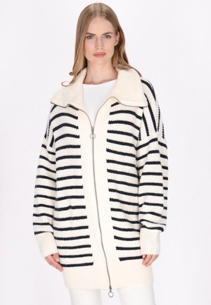 Gestreepte cardigan in roomkleur en marineblauw, met een ritssluiting aan de voorkant, brede kraag en geribde manchetten. Zachte textuur met een relaxte pasvorm.