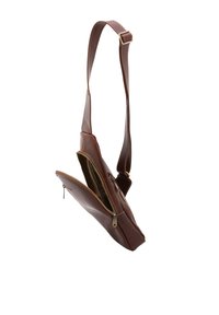 Borsa in pelle marrone con una singola tracolla regolabile, due scomparti con zip, design elegante, texture liscia e dettagli di cucitura visibili.