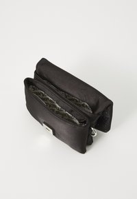 Borsa in pelle nera con due compartimenti, hardware argentato e fodera interna a motivo. Presenta una texture liscia e un design pieghevole.