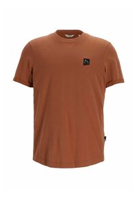 T-shirt di cotone marrone con scollo rotondo, maniche corte e una piccola toppa nera con il logo sul lato sinistro del petto.