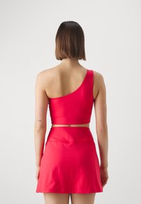Girlfriend Collective BIANCA BRA ONE SHOULDER - Sujetadores deportivos con sujeción media - cherry