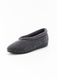 Grijze stoffen slipper met ribbelstructuur, gebogen vorm, minimalistisch ontwerp, instapstijl en een kleine metalen accent aan de voorkant.