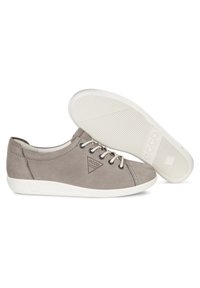 Grå skinn sneakers med hvite gummisåler, med en trekantet logo, rund tå og kontrasterende snøringer. Glatt tekstur, minimalistisk design.
