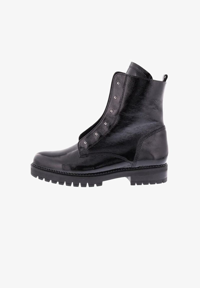 Botas de tobillo de cuero negro con textura suave, que cuentan con un cierre de cremallera lateral, ojetes plateados y una suela de goma resistente.