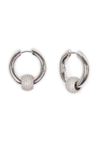 Boucles d'oreilles en argent en forme de créole avec une embellissement rond texturé orné de petits cristaux transparents, mettant en avant un design élégant et moderne.