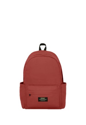 Zaino rosso con tasca frontale con zip, manico superiore nero, tasche laterali e etichetta nera "ECOALF" sulla tasca frontale.