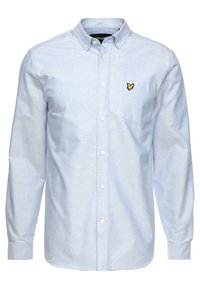 Camisa de botones azul claro hecha de tela suave. Presenta un pequeño logo amarillo bordado en el bolsillo del pecho y un diseño de cuello clásico.