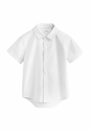 Chemise blanche à manches courtes avec col, quatre boutons sur le devant et un ourlet légèrement courbé en bas.
