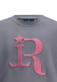 Felpa grigia con un logo 'R' rosa testurizzato e una stella. Il design presenta un collo rotondo e una texture di tessuto morbido.