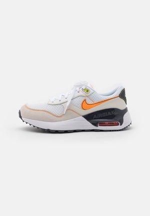 Białe siatkowe sneakersy z pomarańczowymi i czarnymi akcentami, zamszowe nakładki, teksturowana podeszwa środkowa i widoczna jednostka Air w pięcie. Przezroczyste sznurowadła i naszywka z logo.