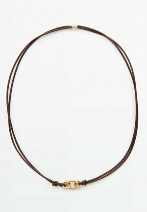 Bruine leren koordketting met dubbele gouden sluiting aan de voorkant, gerangschikt in een ovale vorm op een witte achtergrond.