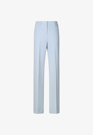Světle modré kalhoty na míru vyrobené z hladké látky, s rovnými nohavicemi, dvěma předními prostřiženými záhyby a zapínáním na zip.