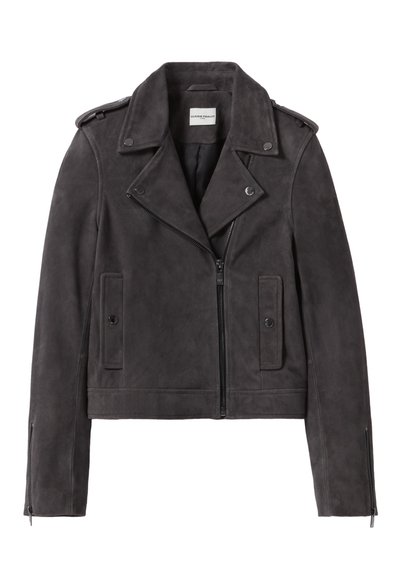 Giubbotto biker in suede grigia con una cerniera diagonale, bottoni a pressione sul colletto e due tasche frontali. Presenta polsini con cerniera per la regolazione.
