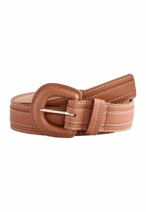 Lichtbruine leren riem met grote afgeronde gesp en witte stiksels, opgerold op een witte achtergrond.