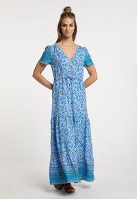 Maxi vestito in cotone blu chiaro a fiori, con maniche a palloncino corte, scollatura a V e gonna a strati con rifiniture a fantasia colorate.