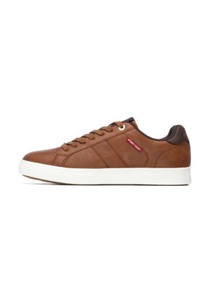Baskets en cuir marron avec semelle blanche, présentant des accents marron, un bout rond et un laçage. Comprend une étiquette de marque sur le côté.