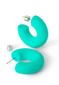 Orecchini in silicone turchese a forma di mezzaluna astratta con fissaggi in argento. Un orecchino presenta un dettaglio di supporto e post visibile.