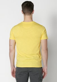 Koroshi SHORT SLEEVE  - Marškinėliai su spaudiniu - amarillo   yellow