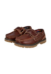 Zapatos de barco de cuero marrón con una correa de velcro, costuras en contraste y una suela de goma texturizada. El interior presenta un patrón de rayas multicolores.