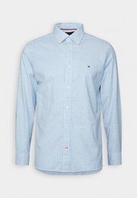 Chemise pour homme à rayures verticales bleu clair et blanc, manches longues et col boutonné.