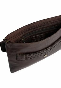 Mørkebrun læder clutch taske med flettet detaljering og knaplukning. Indvendigt har den en lynlåslomme og glat stofforing.