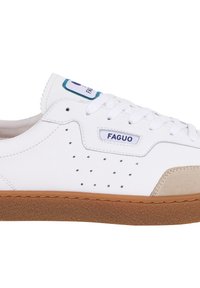 Sneaker bianco con lati perforati, dettagli in suede e suola in gomma beige. Presenta un'etichetta logo blu e bianco sulla linguetta.