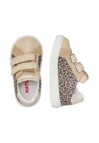 Sneakers per bambini in suede beige con lati a stampa leopardata, due cinturini in velcro, suola in gomma bianca e dettagli glitterati sul tallone.