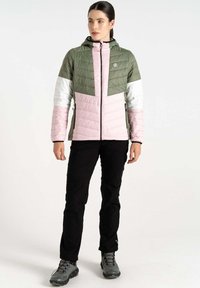 Gepolsterte Jacke mit Kapuze, zweifarbigem Design in Olivgrün, Rosa und Weiß, vertikalen Nähten und Reißverschluss.