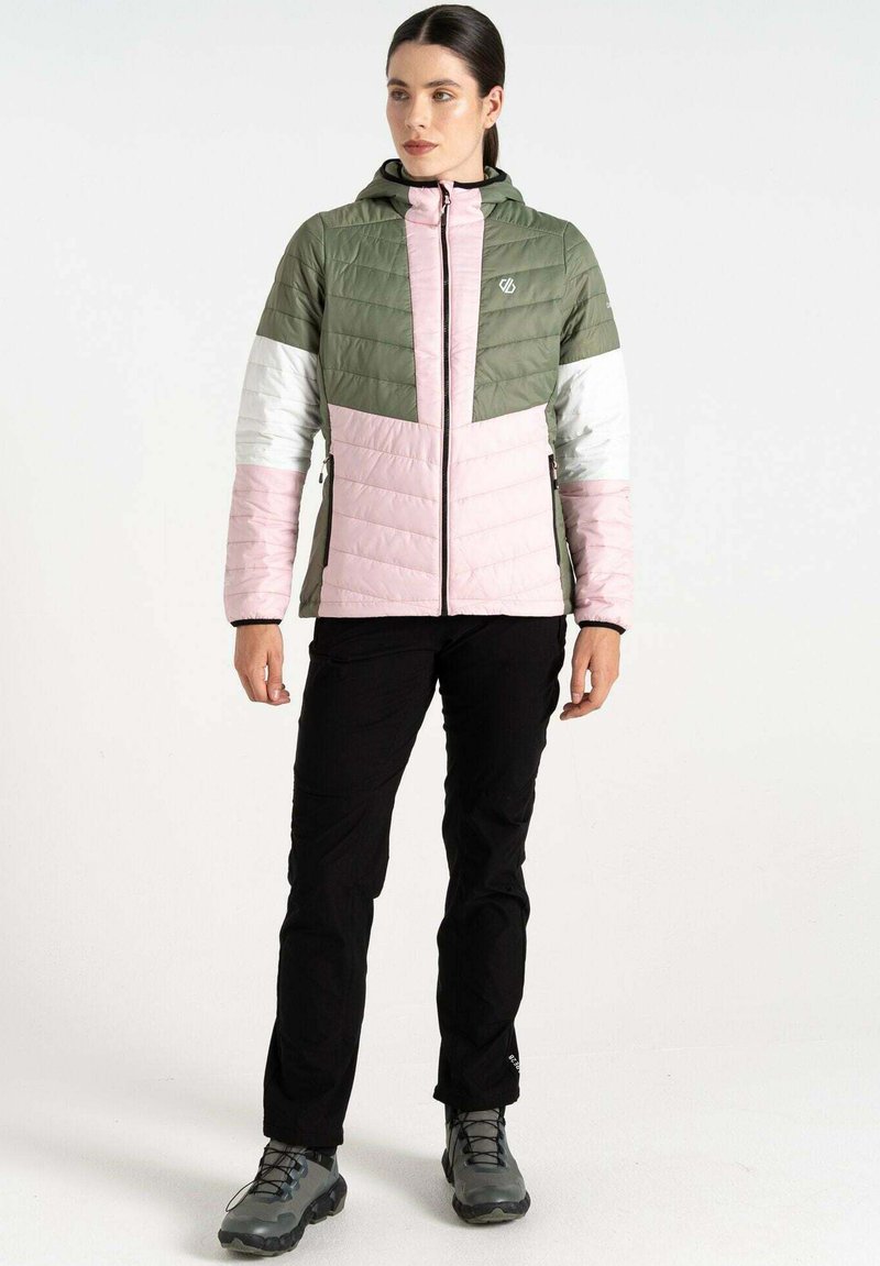 Gepolsterte Jacke mit Kapuze, zweifarbigem Design in Olivgrün, Rosa und Weiß, vertikalen Nähten und Reißverschluss.