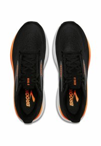Baskets de course noires avec des accents orange, tige en tissu texturé, design à lacets, semelle rembourrée, et languette et semelle intérieure avec logo.