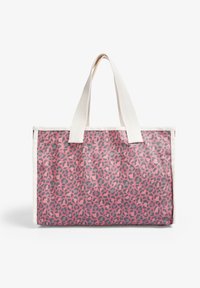 Bolso de mano de estampado de leopardo en tonos rosa y gris, con asas y ribete en color blanco roto, de pie sobre un fondo blanco.