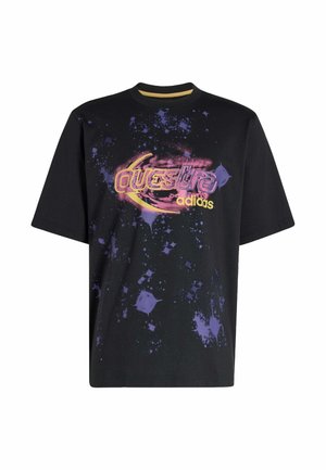 Czarny, oversize'owy t-shirt Adidas z fioletowym, kosmicznym wzorem rozprysków i żółto-różowym napisem "Ovestra" na przodzie.