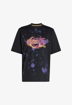Czarny, oversize'owy t-shirt Adidas z fioletowym, kosmicznym wzorem rozprysków i żółto-różowym napisem "Ovestra" na przodzie.
