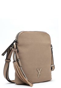 Borsa a tracolla beige realizzata in pelle perforata con chiusura zip, tracolla regolabile e dettaglio con frange. Presenta un accento del logo discreto.