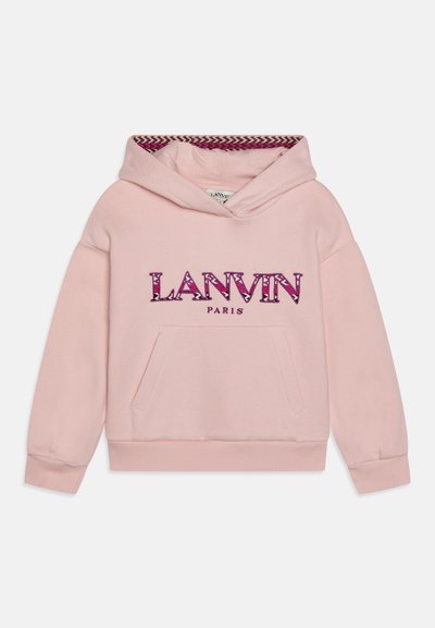 Hoodie rose avec une poche kangourou spacieuse, arborant un lettrage audacieux "LANVIN PARIS" dans un design stylisé, et une doublure à motif à l'intérieur de la capuche.