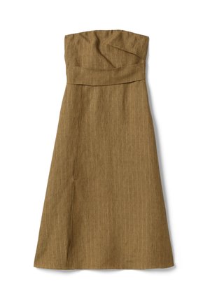 Vestido sin tirantes de lino kaki con corsé ajustado y falda en línea A, con sutiles rayas verticales y detalle de escote doblado.