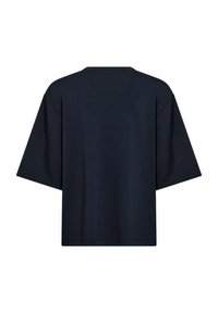 Tmavě modré tričko s krátkým rukávem, uvolněným střihem a klasickým kulatým výstřihem. Materiál má hladkou texturu a minimální detaily.