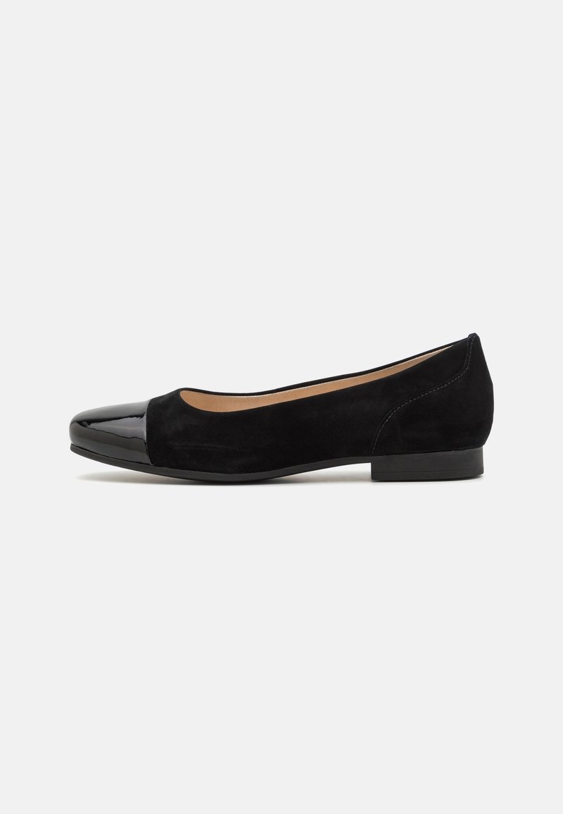 Chaussure plate noire pour femme avec corps en daim et bout rond en cuir verni brillant, talon bas et design à enfiler.