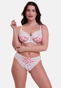 Reggiseno bianco con pizzo e mutandine a vita alta abbinate, decorate da motivi floreali in rosa e rosso. Presenta spalline regolabili e dettagli in pizzo testurizzato.
