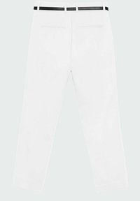 Pantalones blancos de corte recto, con dos bolsillos traseros, un cinturón negro y una textura de tela suave. Sin patrones ni acentos visibles.