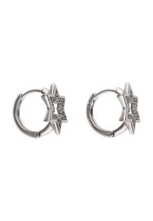 Srebrne kolczyki koła z wypukłymi, otwartymi wzorami w kształcie gwiazdy, ozdobione małymi, przezroczystymi kamieniami na białym tle.